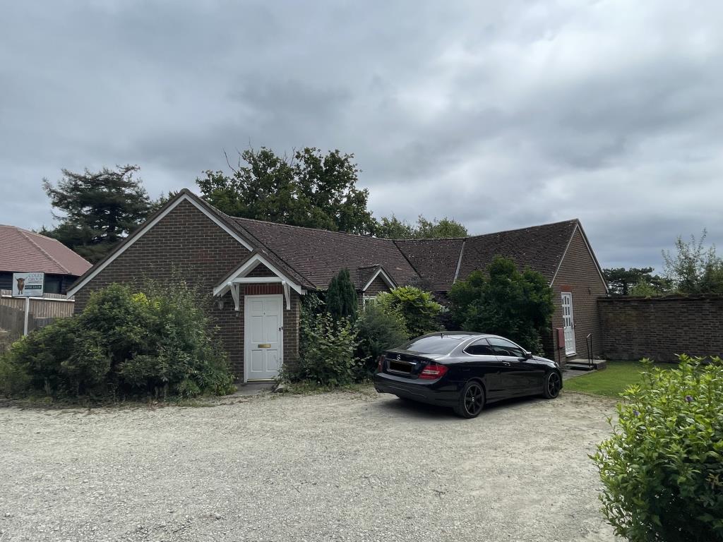 Lot: 127 - EXCELLENT VALUE! DETACHED BUNGALOW IN POPULAR VILLAGE - Front view of detached bungalow